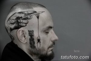 Фото тату на голове и лице: экстремальная татуировка с изображением руки, держащей кинжал, и надписи 'Sad But True'. Черно-белый рисунок, высокая детализация.