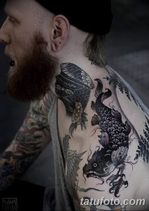 Фото тату на спине: изображение карпа кои, плывущего среди цветов и волн. Черно-белая татуировка в японском стиле.
