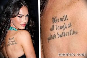 Фото тату: детальный крупный план татуировки 'We will all laugh at gilded butterflies' на спине Меган Фокс, четкий шрифт, черные чернила.