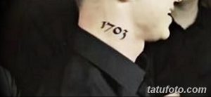 Фото крупным планом татуировки с цифрами '1703' на шее Эминема, демонстрирующее четкость линий и детализацию.