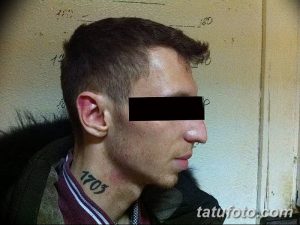 Фото крупным планом татуировки с цифрами '1703' на шее Эминема, демонстрирующее детали и качество исполнения.