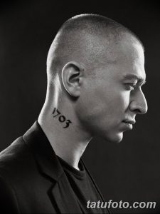 Фото татуировки с цифрами '1703' на шее Эминема, выполненной в минималистичном стиле черными чернилами.