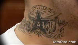 Фото тату на шее с черной звездой и надписью 'Lifetime Loyalty'. Рисунок выполнен в стиле традиционной татуировки с использованием черных чернил.