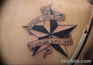 Фото тату морской звезды на плече с надписью 'What you give is what you get'. Черно-белый рисунок татуировки в традиционном стиле.