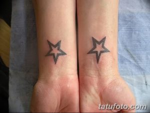 Фото двух одинаковых татуировок в виде звезд на запястьях двух людей. Простой и минималистичный дизайн.