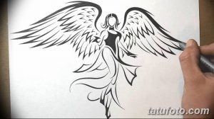 Эскиз татуировки ангела в стиле трайбл, выполненный черными линиями на белом фоне. Детализированное изображение ангела с распростертыми крыльями и абстрактными узорами.
