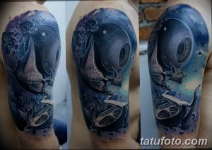 Фото тату ската и кита на руке. Оригинальный рисунок татуировки в космическом стиле с использованием темных оттенков и ярких акцентов.