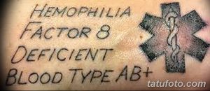 Фото тату с информацией о гемофилии, дефиците фактора 8 и группе крови AB+. Рисунок татуировки выполнен в простом, текстовом стиле.