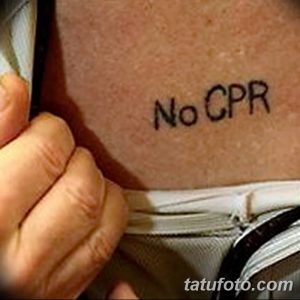 Фото татуировки на теле с надписью 'No CPR' (Не проводить сердечно-легочную реанимацию).