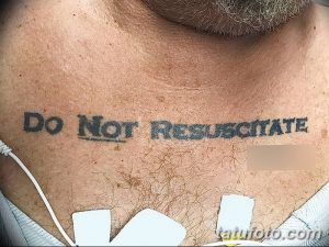Фото татуировки на груди с надписью 'Do Not Resuscitate' (Не проводить реанимацию).