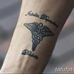 Фото татуировки на предплечье с изображением посоха Эскулапа и надписью "Insulin Dependent Diabetic".