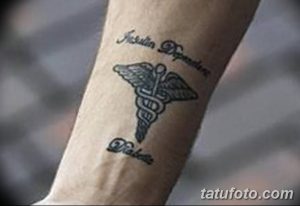 Фото татуировки на предплечье с изображением посоха Эскулапа и надписью "Insulin Dependent Diabetic".