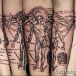 Фото тату на руках, изображающее анатомическое строение человека. Детализированный рисунок костей, мышц и органов.