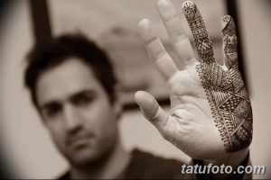 Фото тату хной на ладони, с изображением сложных геометрических узоров и орнаментов. Стильный и современный дизайн.