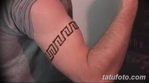 Фото тату хной: стилизованный племенной рисунок в виде геометрических фигур на предплечье, выполненный в коричневых тонах.