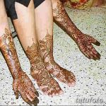 Фото тату хной на ногах, детальные узоры в восточном стиле, украшающие ступни и голени. Идеально для вдохновения и поиска идей для мехенди.