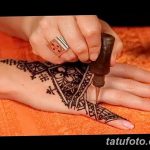 Фото процесса нанесения тату хной на руку, демонстрирующее мастерство и точность работы. Идеально для вдохновения и понимания техники мехенди.