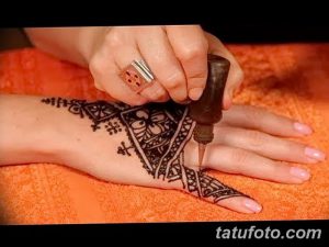 Фото процесса нанесения тату хной на руку, демонстрирующее мастерство и точность работы. Идеально для вдохновения и понимания техники мехенди.