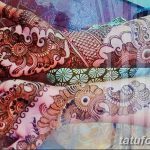 Фото тату хной на руках, демонстрирующее сложные цветочные узоры и геометрические фигуры в восточном стиле. Идеально для вдохновения.