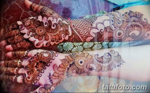 Фото тату хной на руках, демонстрирующее сложные цветочные узоры и геометрические фигуры в восточном стиле. Идеально для вдохновения.