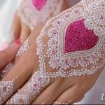 Фото тату хной на руке с изображением сердца, украшенного блестками и изящным кружевным узором. Идеально для невест и любительниц романтики.