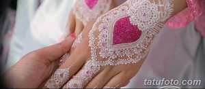 Фото тату хной на руке с изображением сердца, украшенного блестками и изящным кружевным узором. Идеально для невест и любительниц романтики.