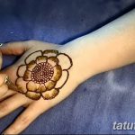 Фото процесса нанесения тату хной на руку, изображающее цветок с детально прорисованными лепестками. Идеально для тех, кто интересуется искусством мехенди.