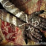 Фото тату хной на руках, черные и белые узоры, восточный стиль, детальная проработка, украшение для тела, традиционное искусство.