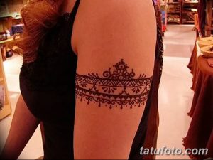 Фото тату хной на плече, с детализированным узором в восточном стиле. Изящные линии и геометрические фигуры создают эффектный дизайн.