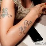 Фото тату с надписью 'Be Brave' на руке и абстрактным рисунком на плече. Идеи для вдохновения и поиска мастера тату.