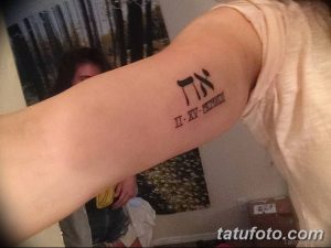 Фото тату: ивритская надпись и даты, расположенные на предплечье. Татуировка символизирует память о важных событиях и людях.