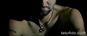 Фото тату: ивритская надпись на плече и груди, в сочетании с символом Давида. Впечатляющий и значимый рисунок татуировки.