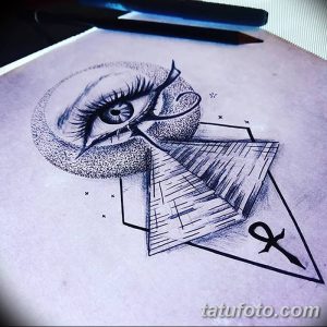 Черно-белый эскиз татуировки, сочетающий в себе изображение глаза, треугольника и символа Анкх, выполненный в графическом стиле.