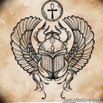 Старинный эскиз татуировки с изображением скарабея с крыльями, над которым расположен символ Анкх в круге.
