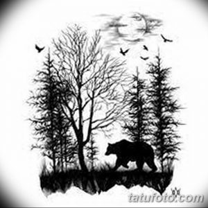 Черно-белое фото тату лесного пейзажа с медведем. Изображение выполнено в детализированном графическом стиле, с акцентом на атмосферу и настроение.