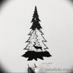Фото тату с изображением ели, оленя, луны и горного пейзажа. Черно-белый рисунок выполнен в технике дотворк и создает атмосферу зимней сказки.