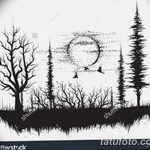Фото тату с изображением лесного пейзажа, включающего ели, луну и летящих птиц. Черно-белый рисунок создает атмосферу таинственности и спокойствия.