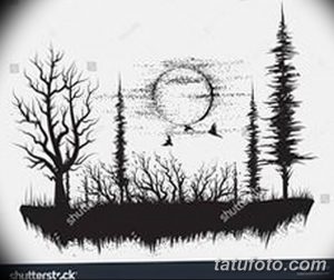 Фото тату с изображением лесного пейзажа, включающего ели, луну и летящих птиц. Черно-белый рисунок создает атмосферу таинственности и спокойствия.