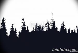 Фото тату с изображением силуэта хвойного леса на фоне светлого неба, выполненного в черном цвете. Простой и элегантный дизайн, подходящий для небольших татуировок.