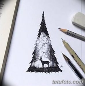 Черно-белый эскиз татуировки с изображением оленя, стоящего перед елью. Рисунок выполнен в детализированном стиле, с использованием тонких линий и штриховки.