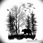 Черно-белое фото тату эскиза с изображением леса, медведя и луны. Стильный рисунок для татуировки на плече или груди.