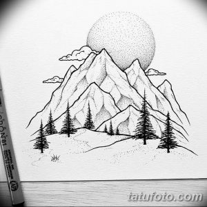 Черно-белое фото тату в технике pointillism с изображением гор и сосен. Множество точек создают объем и текстуру.