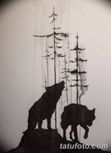 Черно-белое тату, изображающее волка, стоящего в лесу. Символизирует силу, свободу и связь с природой. Идеально для тех, кто ценит дикую красоту.