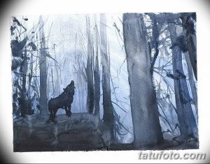 Фото тату: красивый акварельный эскиз татуировки с изображением волка, стоящего в зимнем лесу, выполненный в синих и серых тонах.