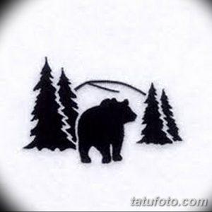 Черный силуэт медведя, стоящего между двумя елями. Эскиз татуировки, символизирующий силу, мощь и связь с дикой природой.
