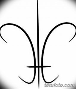 Черно-белое фото минималистичной татуировки флёр-де-лис, состоящей из тонких линий, на светлой коже. Простой и элегантный дизайн.