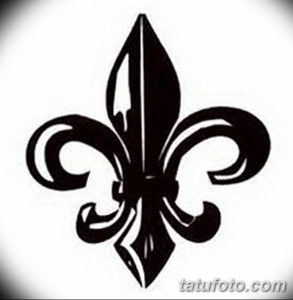 Черно-белое фото тату с изображением стилизованной лилии, выполненной с использованием четких линий и геометрических элементов. Идеальный эскиз для тех, кто ценит минимализм и оригинальность.