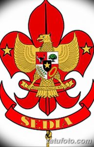 Детализированная татуировка флёр-де-лис, внутри которой изображен орел с расправленными крыльями. Подходит для тех, кто ценит сложные и символичные тату.