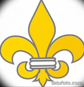Сочная татуировка флёр-де-лис, выполненная в ярких желтых тонах с черным контуром. Подходит для тех, кто любит смелые и запоминающиеся тату.