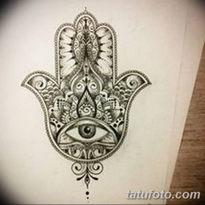 Фото тату: крупный план татуировки руки Хамса, выполненной в технике дотворк. Множество точек создают эффект затенения и объема. Детализированный рисунок.